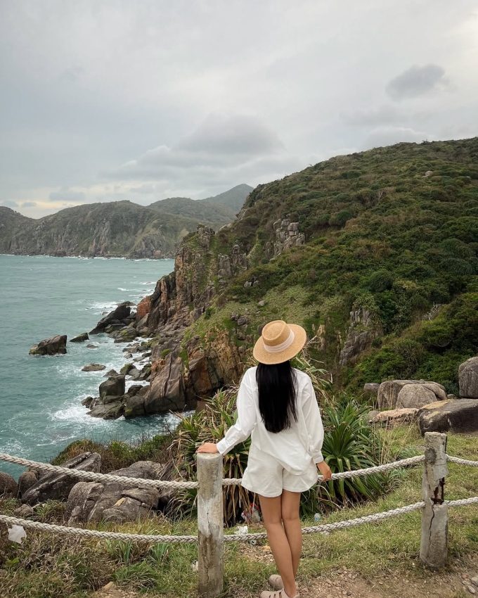 Con đường dẫn lên Mũi Điện tuy có chút thử thách, bù lại, cảnh đẹp hoang sơ, hùng vĩ lại làm say lòng du khách. Không chỉ là một điểm check-in độc đáo, nơi đây còn là một địa điểm lý tưởng để cắm trại qua đêm, lắng nghe tiếng sóng vỗ và chiêm ngưỡng bầu trời đầy sao.