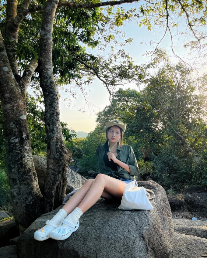 Thời gian rảnh, người đẹp sinh năm 2004 thường đi picnic, dã ngoại, leo núi cùng bạn bè.