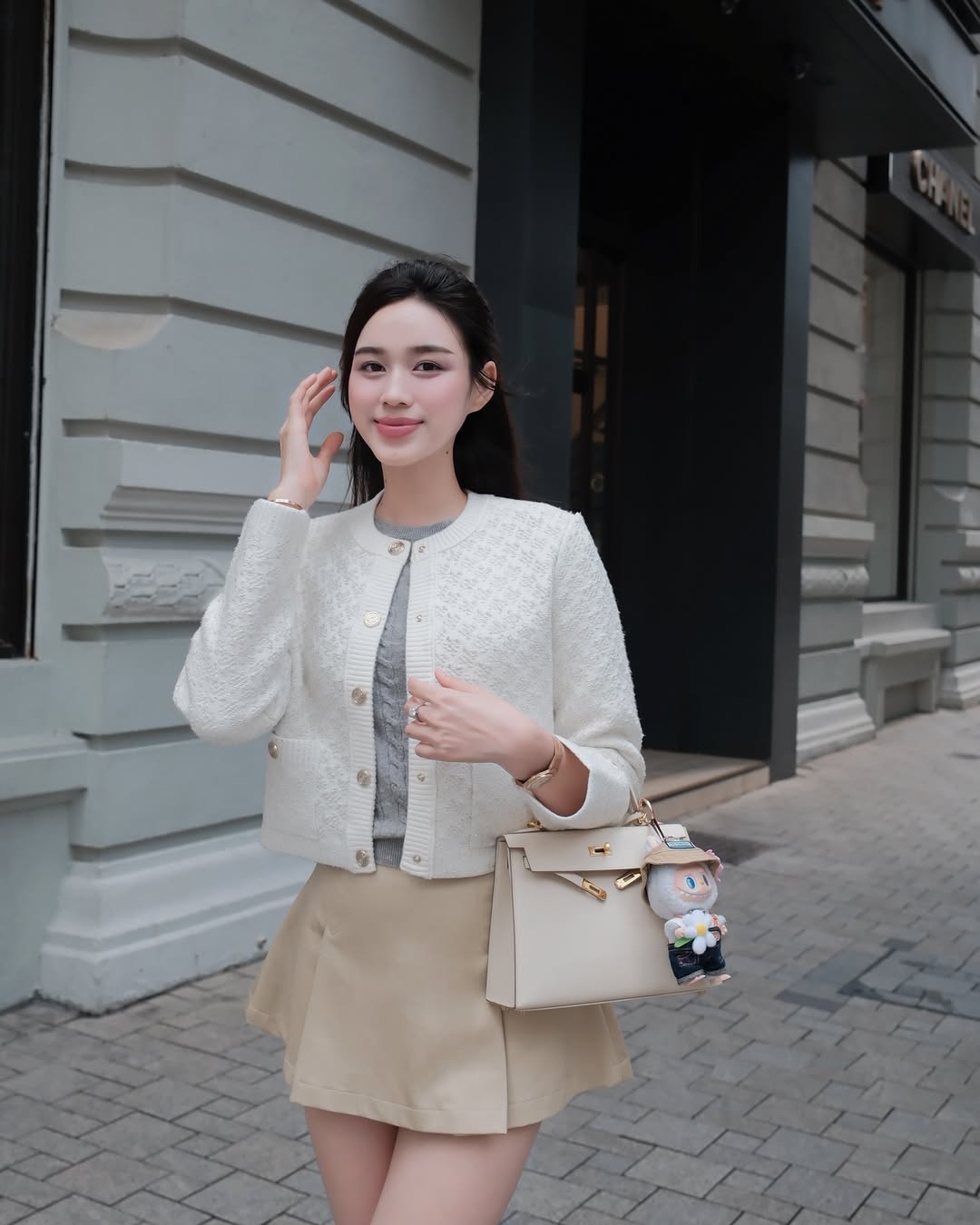 Hoa hậu Đỗ Thị Hà dạo phố với cardigan, áo len và chân váy ngắn màu sắc trung tính theo đúng tinh thần Tiền cũ. Ngoài những tông màu này, Old Money còn được thể hiện với sắc đậm và trầm gồm đỏ, xanh lá hoặc xanh cobalt, tím.