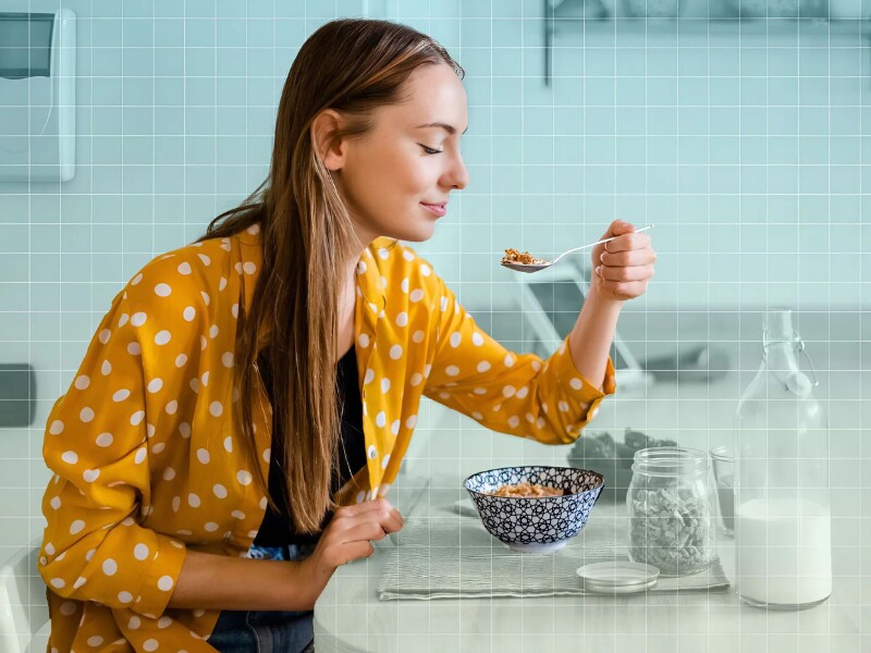 Ăn chậm và nhai kỹ không chỉ giúp hệ tiêu hóa hoạt động hiệu quả hơn mà còn hỗ trợ kiểm soát cân nặng. Nhai kỹ cũng giúp thức ăn được nghiền nhỏ, giảm gánh nặng cho dạ dày, đồng thời giúp hấp thụ dưỡng chất tốt hơn.