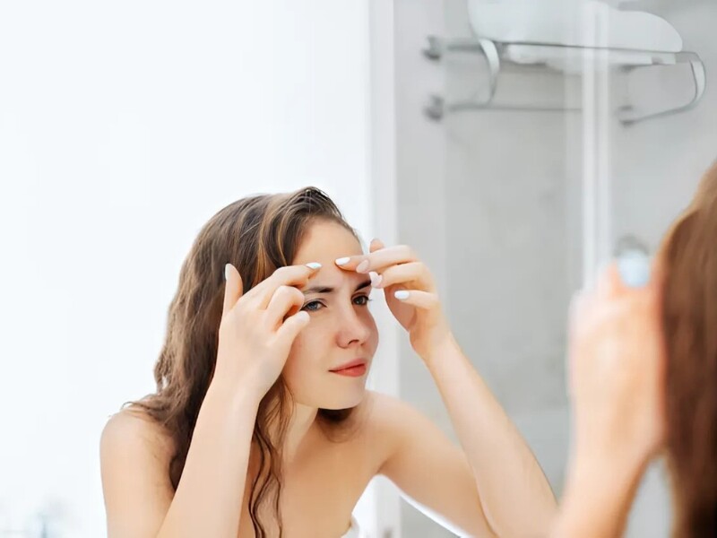 Một trong những dấu hiệu dễ nhận thấy nhất của lão hóa sớm là tình trạng da mặt bắt đầu xuất hiện mụn, nếp nhăn ở khóe mắt, cùng cảm giác da toàn thân khô ráp, lỏng lẻo. Dù vẫn duy trì việc uống đủ nước mỗi ngày, làn da vẫn không cải thiện được độ ẩm như mong muốn. 
