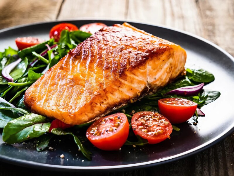 Cá hồi là thực phẩm giàu axit béo Omega-3, rất tốt cho trí nhớ và sức khỏe. Theo Tiến sĩ Michelle Hauser - nhà nghiên cứu lâm sàng tại Trường Y khoa Harvard, Omega-3 trong cá hồi giúp ngăn ngừa cục máu đông trong động mạch, hạ huyết áp, chống viêm và giảm viêm khớp.