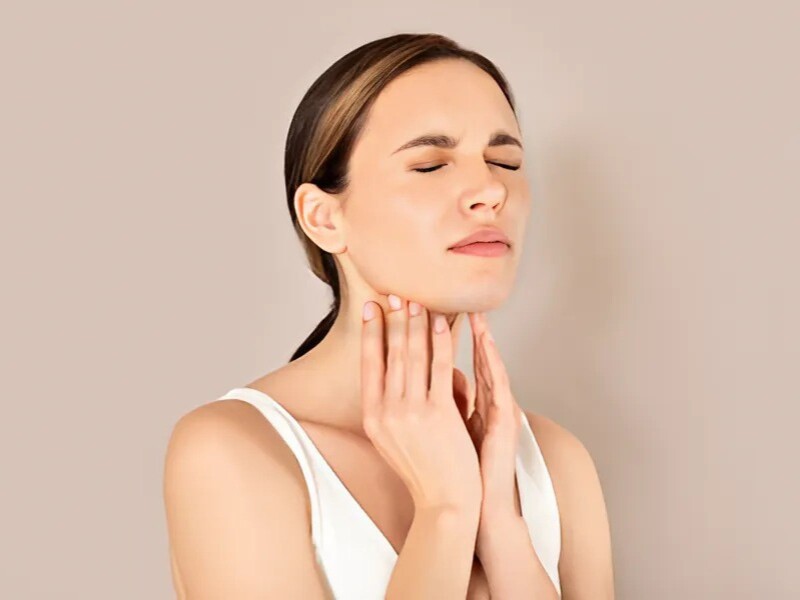 Bướu cổ là một trong các dấu hiệu rõ rệt nhất khi cơ thể thiếu i-ốt. I-ốt đóng vai trò thiết yếu trong việc sản xuất hormone tuyến giáp. Khi cơ thể không có đủ i-ốt, tuyến giáp phải làm việc nhiều hơn để tạo ra hormone, dẫn đến sự phì đại tuyến giáp, hình thành bướu cổ.