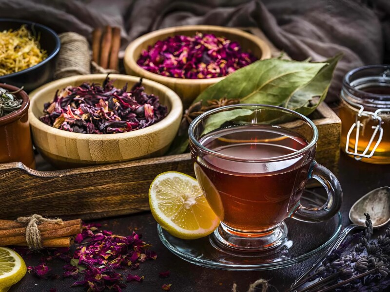 Trà thảo mộc như một liệu pháp tự nhiên giúp cơ thể thư giãn và phục hồi năng lượng. Các loại trà như: trà hoa cúc, bạc hà, gừng hay trà chanh sả không chỉ giúp làm dịu thần kinh mà còn có tác dụng chống viêm, cải thiện tiêu hóa. 