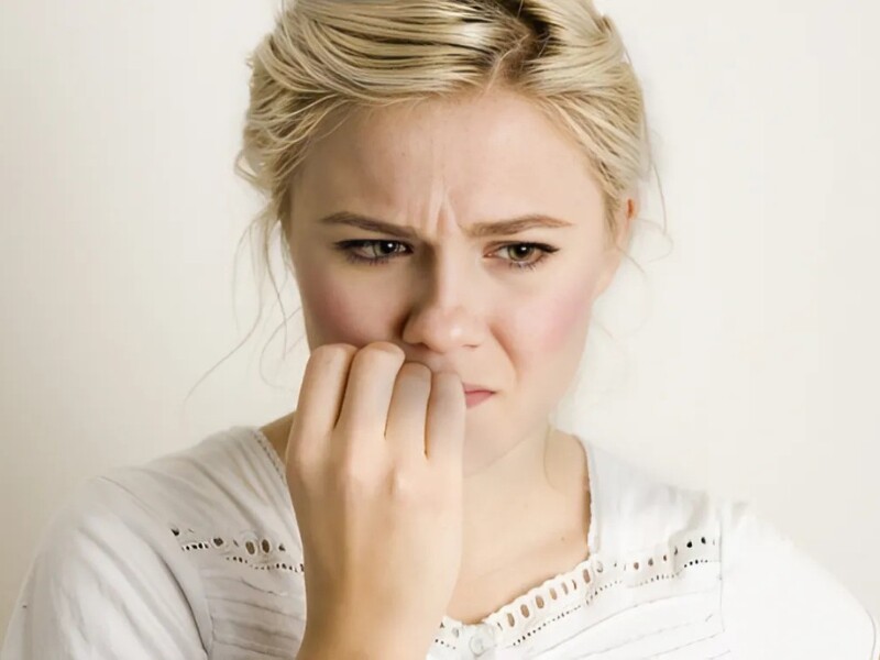Cắn móng tay là một trong những thói quen phổ biến nhất khi căng thẳng. Hành động này thường xảy ra vô thức, giúp người thực hiện giải tỏa lo lắng tạm thời. Tuy nhiên, thói quen này không chỉ gây mất thẩm mỹ cho bàn tay mà còn tiềm ẩn nhiều nguy cơ về sức khỏe. 