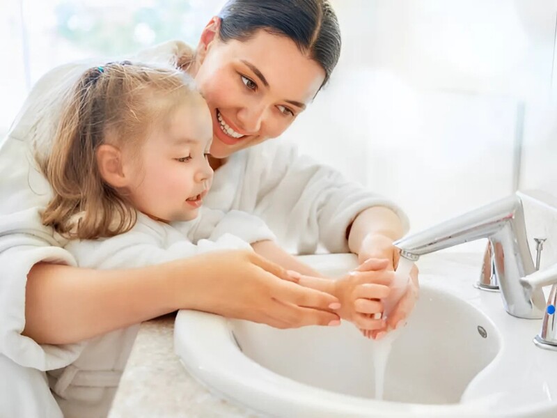 Rửa tay là hàng rào phòng thủ đầu tiên giúp ngăn ngừa vi khuẩn, virus xâm nhập vào cơ thể qua đường miệng, mắt, mũi. Nhiều nghiên cứu cho thấy tay là “phương tiện” trung gian truyền bệnh phổ biến nhất. 