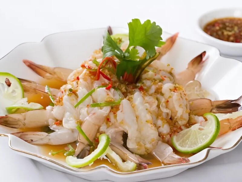 Tôm sống thường ăn kèm mù tạt hoặc muối tiêu chanh, được yêu thích vì vị ngọt tự nhiên và độ tươi. Tuy nhiên, tôm sống dễ chứa ấu trùng giun tròn hoặc vi khuẩn Vibrio parahaemolyticus, gây rối loạn tiêu hóa, nhiễm trùng huyết, thậm chí tử vong trong trường hợp nặng.