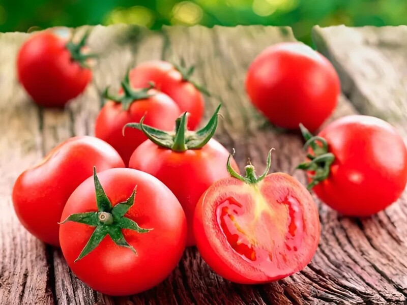 Cà chua nổi tiếng nhờ hàm lượng cao vitamin C, lycopene và các chất chống oxy hóa mạnh mẽ. Chất lycopene giúp bảo vệ làn da khỏi tác hại của tia cực tím, làm chậm quá trình lão hóa và hỗ trợ phòng ngừa các bệnh mãn tính. 