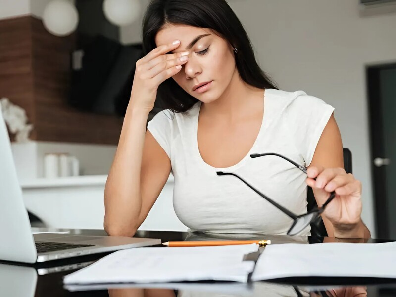 Luôn cảm thấy mệt mỏi, thiếu năng lượng dù đã ngủ đủ giấc có thể là dấu hiệu cho thấy cơ thể và tinh thần đang rơi vào trạng thái kiệt quệ. Khi căng thẳng kéo dài hoặc làm việc quá sức, hệ thần kinh giao cảm hoạt động liên tục khiến bạn không còn đủ năng lượng phục hồi.