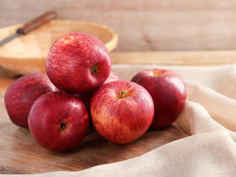 Táo là nguồn cung cấp dồi dào chất xơ hòa tan (pectin), giúp giảm mức cholesterol xấu (LDL), kiểm soát đường huyết, bảo vệ tim mạch. Chúng cũng chứa nhiều chất chống oxy hóa mạnh như flavonoid, có khả năng giảm viêm, bảo vệ tế bào não khỏi tổn thương oxy hóa. 
