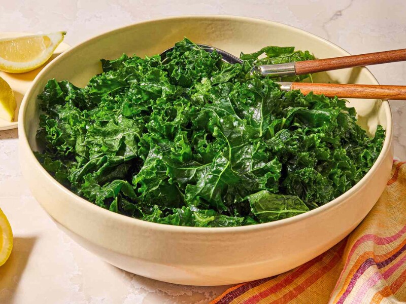 Cải xoăn (kale) là một trong những loại rau xanh đậm có giá trị dinh dưỡng cao hàng đầu thế giới. Trong một chén cải xoăn đã nấu chín, bạn sẽ nhận được lượng vitamin K cao gấp 7 lần nhu cầu hàng ngày, cùng với vitamin A, C, B6, canxi, đồng, kali và magie.