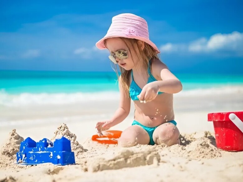 Đưa trẻ đi biển, bố mẹ cần có những biện pháp chống nắng hiệu quả cho bé. (Ảnh minh họa).