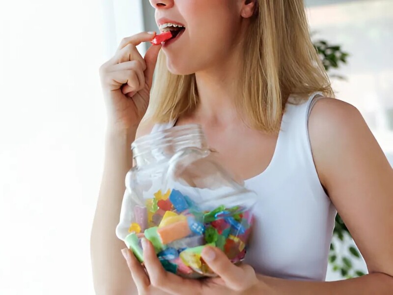 Ngoài ra, nhiều loại kẹo cứng chứa hàm lượng đường cao, dễ gây sâu răng và các bệnh lý khác như tiểu đường nếu tiêu thụ thường xuyên. Việc nhai nhiều cũng tạo áp lực lên khớp hàm, dẫn đến đau nhức, mỏi hàm. 