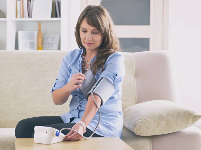 Huyết áp ổn định giúp bảo vệ thành mạch máu não khỏi bị tổn thương do áp lực quá cao, giảm nguy cơ đột quỵ. Khi huyết áp tăng kéo dài, thành mạch dễ bị xơ cứng, rách hoặc hình thành cục máu đông, dẫn đến đột quỵ do tắc nghẽn hoặc xuất huyết não. 
