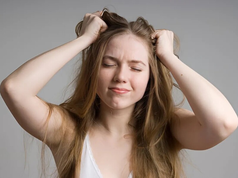 Việc liên tục kéo, nhổ tóc có thể gây rụng tóc từng mảng, tổn thương da đầu, viêm nang lông, thậm chí hình thành các vết sẹo vĩnh viễn. Ngoài vấn đề về thể chất, người mắc thói quen này thường cảm thấy xấu hổ, tự ti, dẫn đến cô lập xã hội hoặc rối loạn tâm lý nặng hơn. 
