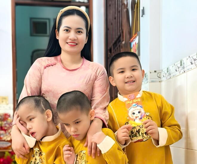 Đằng sau sự dịu dàng của chị Phượng là hành trình 8 năm đầy nước mắt.  (Ảnh: NVCC).