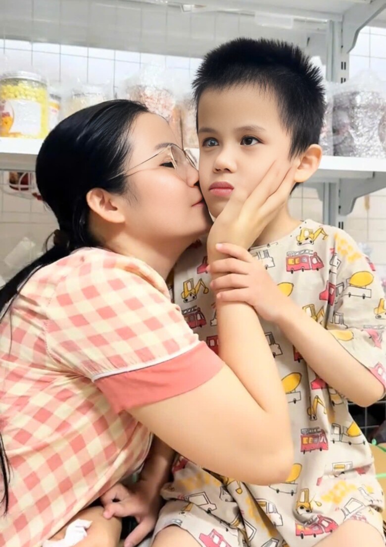 Vì con, chị Phượng chưa bao giờ cho phép mình gục ngã (Ảnh: NVCC).