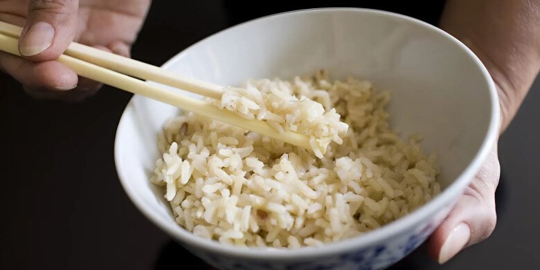 Khi được hâm nóng nhiều lần, cơm có thể mất đi một lượng lớn chất dinh dưỡng thiết yếu. (Ảnh minh họa).
