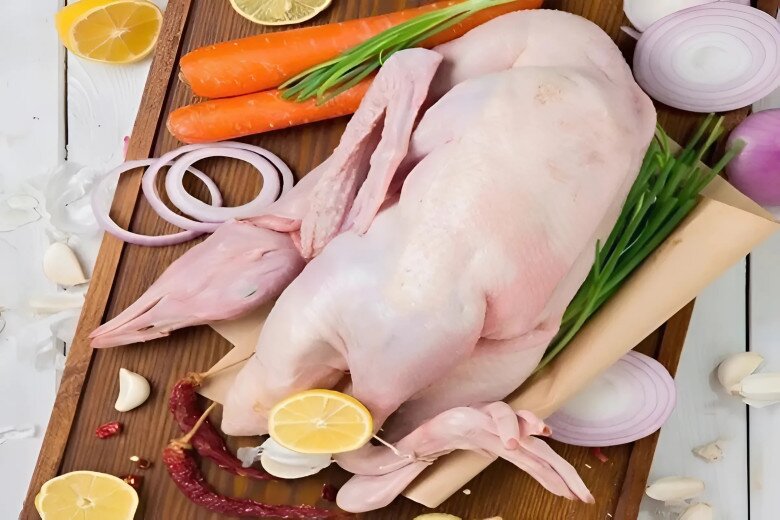 Thịt vịt rất giàu protein chất lượng cao, hỗ trợ duy trì cơ bắp mà không làm tăng lipid máu. (Tác phẩm nghệ thuật).