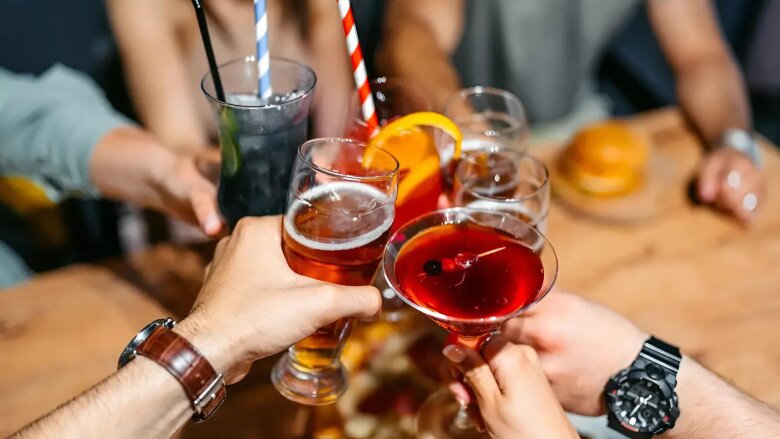 Để bảo vệ xương, nên hạn chế uống rượu và các loại đồ uống có cồn. (Ảnh minh họa).