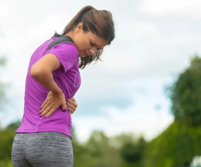 Khom lưng khi đi bộ có thể gây áp lực không đều lên cột sống và khớp gối. (Ảnh minh họa).