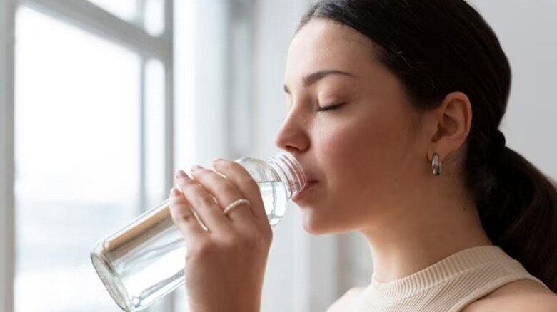 Nước lọc là lựa chọn đơn giản nhất để đánh thức cơ thể. (Tác phẩm nghệ thuật).