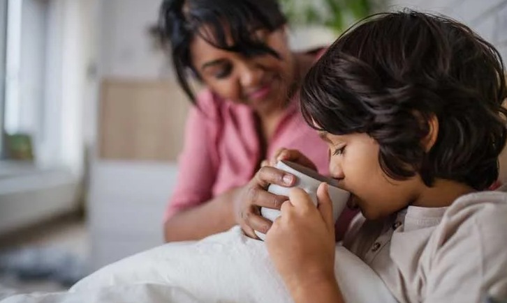 Phụ huynh cần hiểu đúng cách chăm sóc trẻ bị sốt xuất huyết. (Ảnh minh họa).