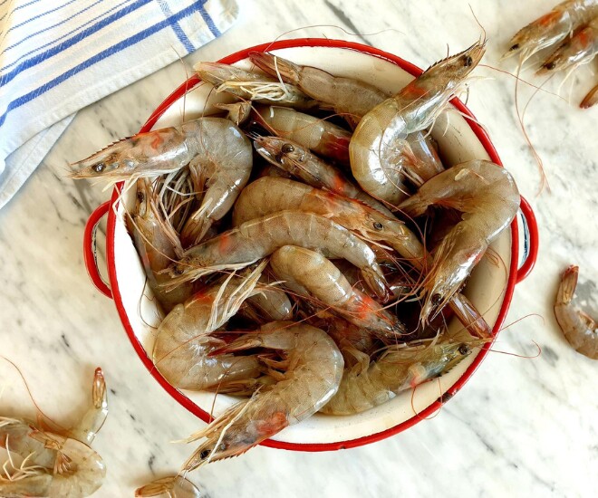 Một số con tôm trông đầy đặn có thể ẩn chứa nhiều nguy cơ sức khỏe. (Ảnh minh hoạ).
