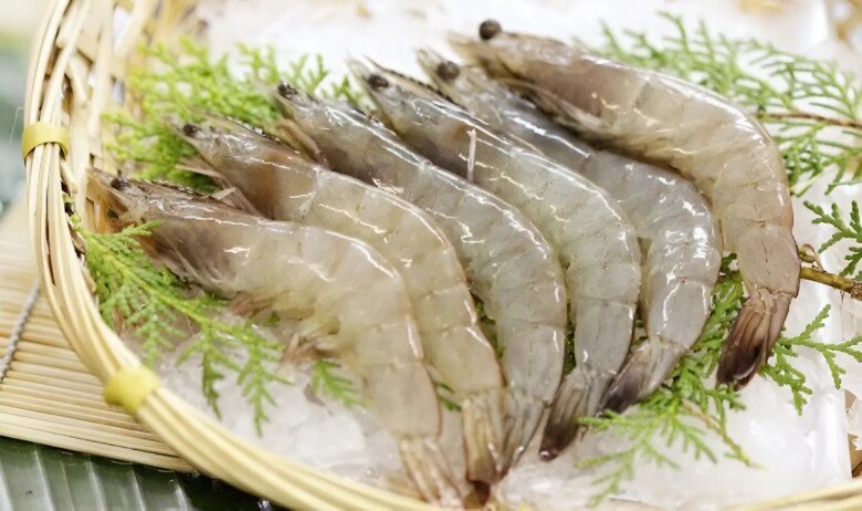 Cần quan sát kỹ lưỡng trước khi chọn mua tôm. (Ảnh minh hoạ).