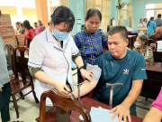 Sức khỏe - Người dân nghèo xúc động khi được khám bệnh miễn phí: "Tôi mừng lắm, biết ơn bệnh viện vô cùng"