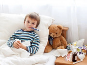 Sức khỏe - Không phải trẻ sốt xuất huyết là nhập viện ngay, bố mẹ lưu ý tránh bệnh chồng bệnh cho con