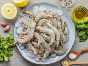 Sức khỏe - Tôm có giá trị dinh dưỡng cao nhưng chọn sai lại hại thận, đâu là cách chọn an toàn?