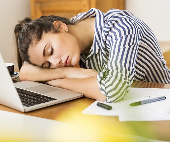 Ngủ trưa được ví như một “liều thuốc tinh thần” giúp tái tạo năng lượng nhanh chóng. (Ảnh minh họa).