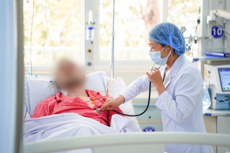 Bệnh nhân nam đang được thẩm tách và điều trị tích cực (ảnh: BVCC).