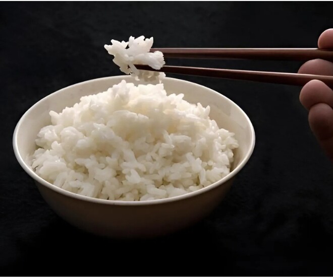 Cơm nguội để ở nhiệt độ phòng trong thời gian dài khiến vi khuẩn Bacillus cereus phát triển. (Ảnh minh họa).