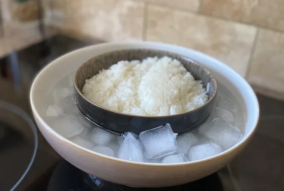 Lượng tinh bột kháng trong cơm nguội tăng đáng kể sau 24 giờ bảo quản ở nhiệt độ lạnh. (Ảnh minh họa).