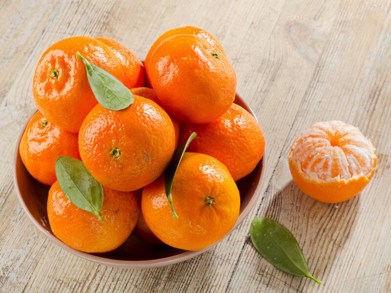 Cam và quýt không chỉ nổi bật với hàm lượng vitamin C dồi dào mà còn là nguồn cung cấp canxi tự nhiên đáng kinh ngạc. Một quả cam cỡ trung bình có thể cung cấp khoảng 40-70mg canxi. Đặc biệt, nhờ lớp vỏ dày giúp cam, quýt ít bị nhiễm thuốc trừ sâu.

