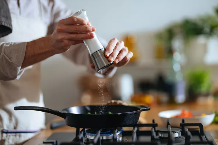 Tránh uṓng cà phê khi ăn ᵭṑ ăn mặn ᵭể ᵭảm bảo sức khỏe. (Ảnh minh họa).
