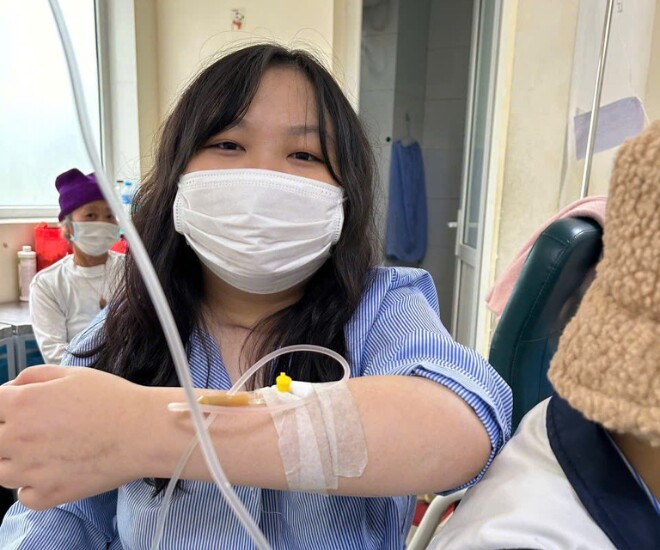 Năm cuối cấp ba, Hà Châu phải nhập viện liên tục vì bệnh chuyển biến xấu. (Ảnh: NVCC).