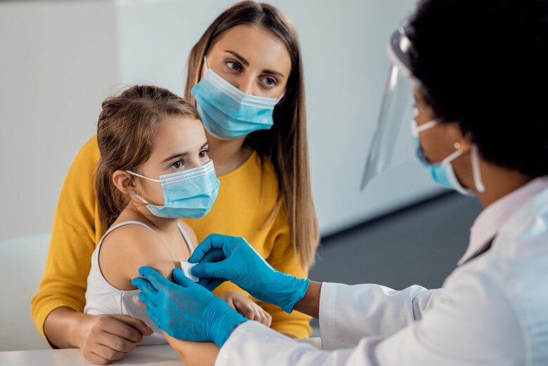 Tiêm vắc-xin là cách phòng bệnh nên được ưu tiên hàng đầu. (Ảnh minh họa).