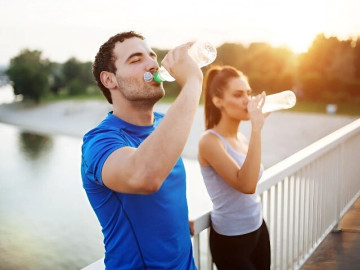 Nắng gay gắt kéo dài, người dân làm gì để không đổ bệnh? 8 bí quyết giúp bạn bảo vệ sức khỏe giữa mùa nóng