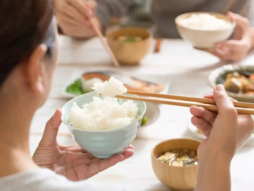 Tưởng tiết kiệm, ai ngờ trả giá vì thói quen ăn cơm nguội, vừa làm suy giảm miễn dịch, vừa mất...