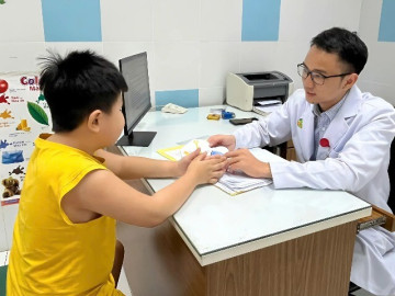 Bé trai 8 tuổi ném đồ đạc, từ chối đến trường khiến cha mẹ giận dữ: Chuyên gia chỉ cách tháo gỡ nút thắt trong lòng con