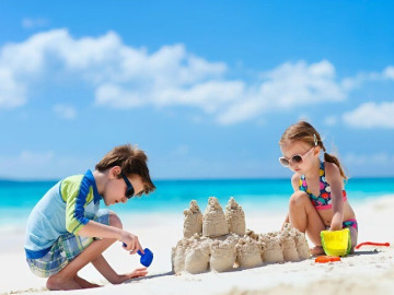 Mùa đi biển, bố mẹ bỏ túi 5 nguyên tắc vàng giúp trẻ vui khỏe không lo bệnh tật