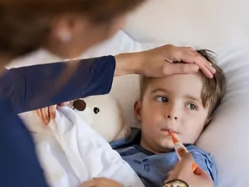 Sốt cao khó hạ, giật mình bất thường, chuyên gia chỉ cách phân biệt bệnh tay chân miệng để bảo vệ an toàn cho trẻ