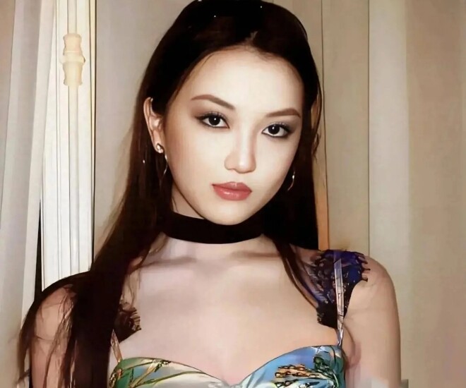 Lý Yên là cô con gái cưng của Lý Á Bằng và Vương Phi.