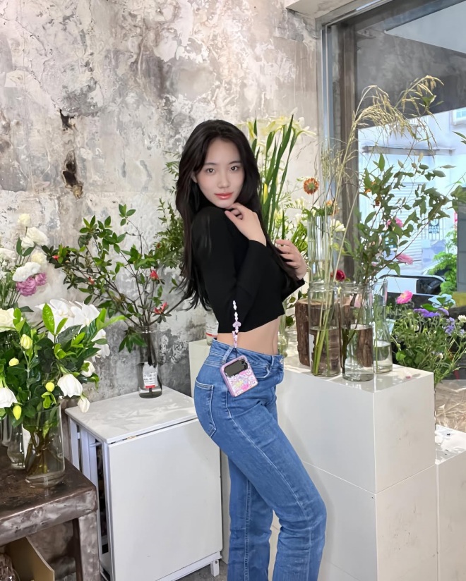 Ở tuổi dậy thì, Hứa Thiều Ân lột xác xinh đẹp và nổi bật.