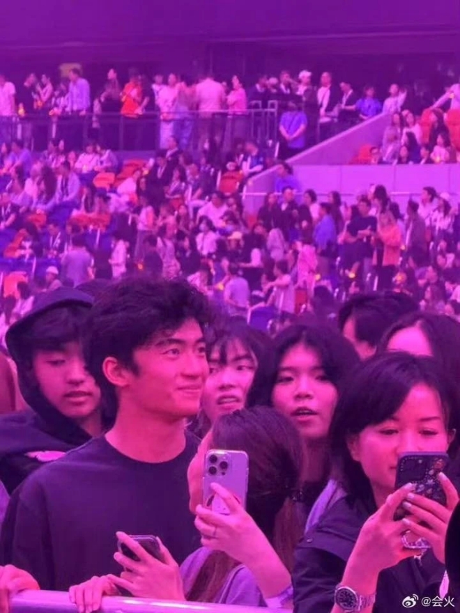 Lucas tham gia concert của bố dưới hàng ghế khán giả.