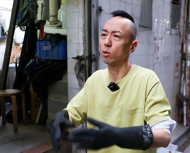 Đới Diệu Minh quyết định rửa bát thuê để kiếm thêm tiền.