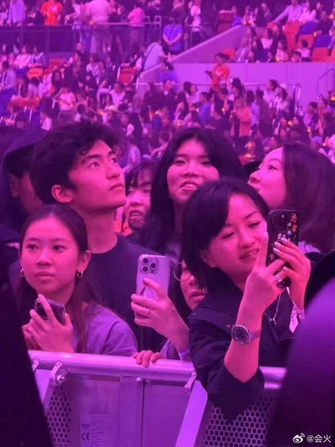 Anh chàng gây sốt vì vẻ ngoài điển trai, cá tính với mái tóc xoăn.